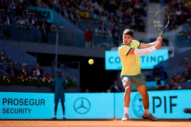 Mutua Madrid Open - Day Nine Carlos Alcaraz of Spain returns a shot against Jan-Lennard Struff of Germany during day nine of the Mutua Madrid Open 2024 at Caja Magica on April 30, 2024, in Madrid, Spain. Madrid Caja Magica Madrid Spain RL_MMO24_01249 Copyright: xRicardoxLarreinax