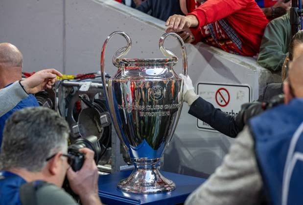 Fussball, Herren, Saison 2023 2024, Champions League (Halbfinale, Hinspiel), FC Bayern München - Real Madrid, die Trophäe, 30.04.2024, Copyright: xMatthiasxKochx