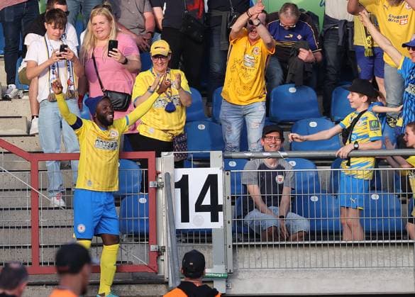 Sport Bilder des Tages Torjubel mit Muetze, Domi Kumbela Fussball, Herren, Saison 2023 2024, 2.BL, Eintracht Stadion, Eintracht Braunschweig Legendenspiel DFL REGULATIONS PROHIBIT ANY USE OF PHOTOGRAPHS AS IMAGE SEQUENCES AND OR QUASI-VIDEO.