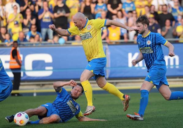 Marc Pfitzner versucht Torsten Lieberknecht zu stoppen Fussball, Herren, Saison 2023 2024, 2.BL, Eintracht Stadion, Eintracht Braunschweig Legendenspiel DFL REGULATIONS PROHIBIT ANY USE OF PHOTOGRAPHS AS IMAGE SEQUENCES AND OR QUASI-VIDEO.