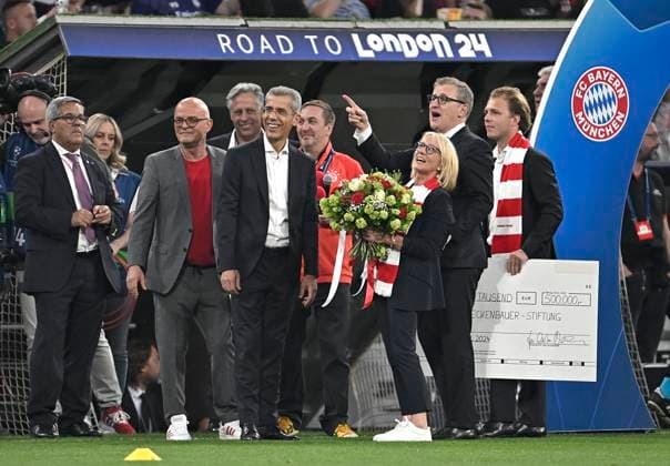 30.04.2024, Fussball UEFA Championsleague 2023 2024: Halbfinale, FC Bayern München - Real Madrid, in der Allianz-Arena München. Heidi Beckenbauer (3vr.) erhält zusammen mit ihrem Sohn Noel (re.) einen 500.000 Euro Scheck vom stellv. Vorstandsvorsitzender Jan-Christian Dreesen (2vr.., Bayern München) für die Franz-Beckenbauer-Stiftung