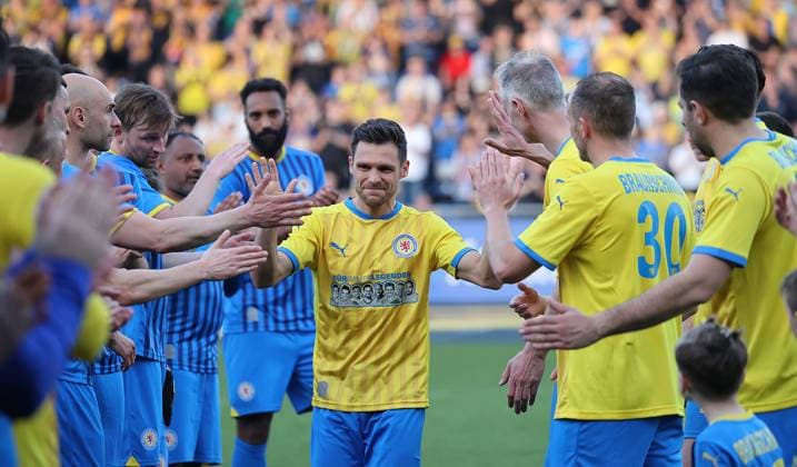 Mirko Boland wird von seinen Mitspielern verabschiedet Fussball, Herren, Saison 2023 2024, 2.BL, Eintracht Stadion, Eintracht Braunschweig Legendenspiel DFL REGULATIONS PROHIBIT ANY USE OF PHOTOGRAPHS AS IMAGE SEQUENCES AND OR QUASI-VIDEO.