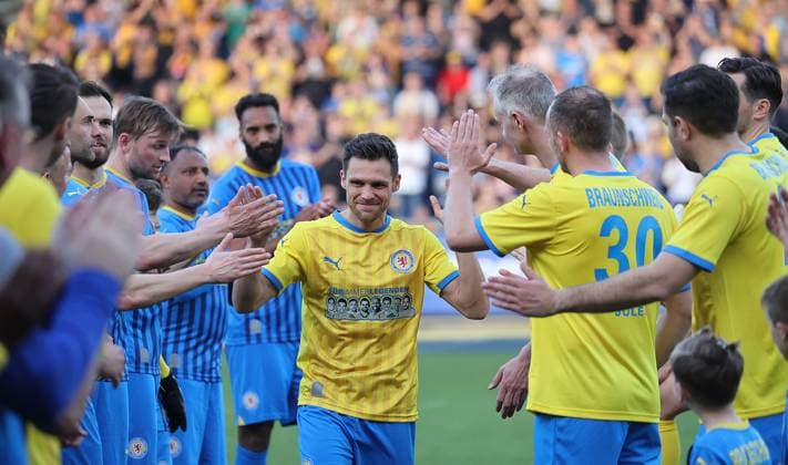 Mirko Boland wird von seinen Mitspielern verabschiedet Fussball, Herren, Saison 2023 2024, 2.BL, Eintracht Stadion, Eintracht Braunschweig Legendenspiel DFL REGULATIONS PROHIBIT ANY USE OF PHOTOGRAPHS AS IMAGE SEQUENCES AND OR QUASI-VIDEO.