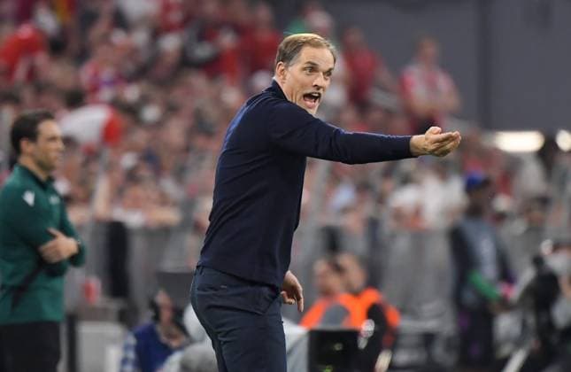 30.04.2024, xemx, Fussball UEFA Champions League, FC Bayern Muenchen - Real Madrid emspor, v.l. Cheftrainer Thomas Tuchel (FC Bayern Muenchen) gibt Anweisungen, gestikuliert mit den Armen, gesticulate, gives instructions (DFL DFB REGULATIONS PROHIBIT ANY USE OF PHOTOGRAPHS as IMAGE SEQUENCES and or QUASI-VIDEO) Muenchen