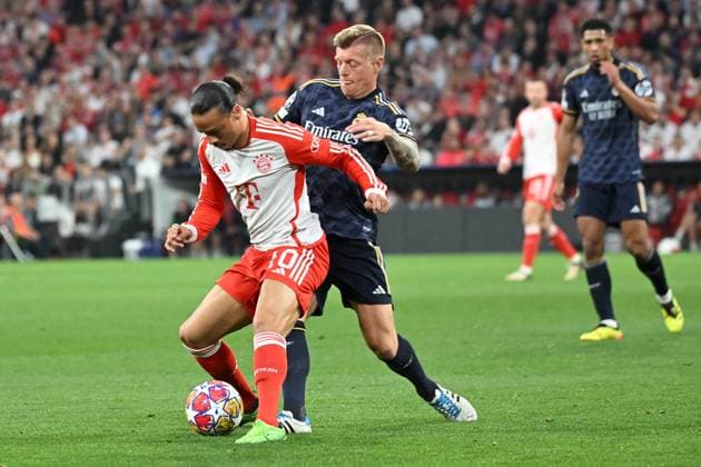 Muenchen, Allianz Arena, 30.04.24, GER, Herren, UEFA Champions League, Achtelfinale, Saison 2023-2024, FC Bayern Muenchen - Real Madrid Bild: v.li. im Zweikampf Leroy SANE (Muenchen) und Toni KROOS (Real Madrid) Only for editorial use! UEFA regulations prohibit any use of photographs as image sequences and or quasi-video. Bayern Deutschland