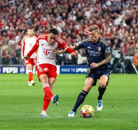 Fussball, Herren, Saison 2023 2024, Champions League (Halbfinale, Hinspiel), FC Bayern München - Real Madrid, v. l. Jamal Musiala (FC Bayern München), Toni Kroos (Real Madrid), 30.04.2024, Copyright: xMatthiasxKochx