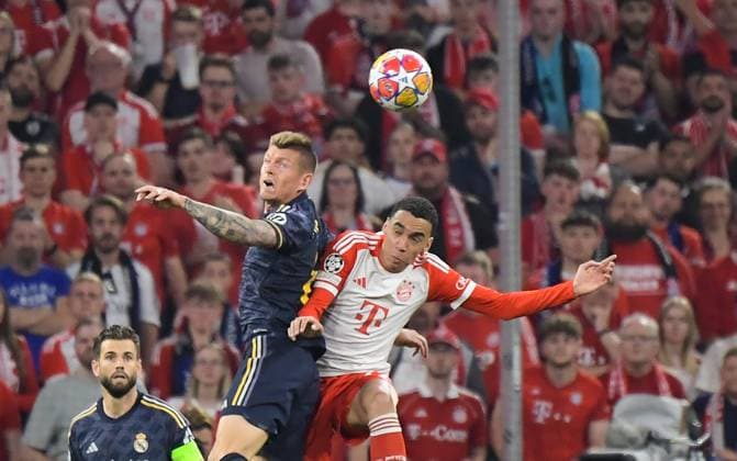 Sport Bilder des Tages 30.04.2024, xemx, Fussball UEFA Champions League, FC Bayern Muenchen - Real Madrid emspor, v.l. Toni Kroos (Real Madrid), Jamal Musiala (FC Bayern Muenchen) Zweikampf, Aktion, action, battle for the ball (DFL DFB REGULATIONS PROHIBIT ANY USE OF PHOTOGRAPHS as IMAGE SEQUENCES and or QUASI-VIDEO) Muenchen