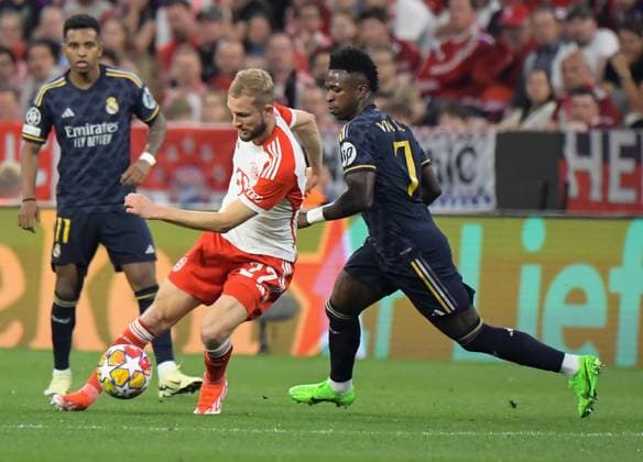 30.04.2024, xemx, Fussball UEFA Champions League, FC Bayern Muenchen - Real Madrid emspor, v.l. Konrad Laimer (FC Bayern Muenchen), Vinicius Junior (Real Madrid) Zweikampf, Aktion, action, battle for the ball (DFL DFB REGULATIONS PROHIBIT ANY USE OF PHOTOGRAPHS as IMAGE SEQUENCES and or QUASI-VIDEO) Muenchen