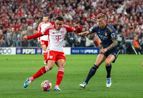 Fussball, Herren, Saison 2023 2024, Champions League (Halbfinale, Hinspiel), FC Bayern München - Real Madrid, v. l. Jamal Musiala (FC Bayern München), Toni Kroos (Real Madrid), 30.04.2024, Copyright: xMatthiasxKochx