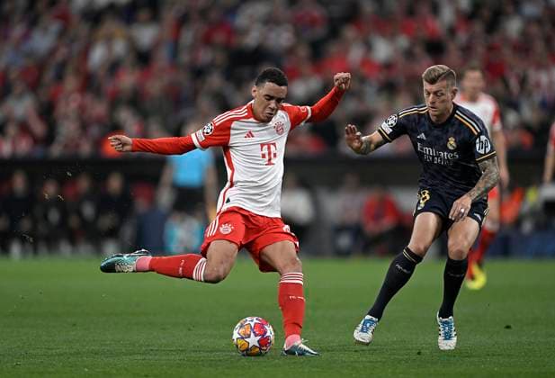 30.04.2024, Fussball UEFA Championsleague 2023 2024: Halbfinale, FC Bayern München - Real Madrid, in der Allianz-Arena München. (L-R) Jamal Musiala (Bayern München) gegen Toni Kroos (Real Madrid)