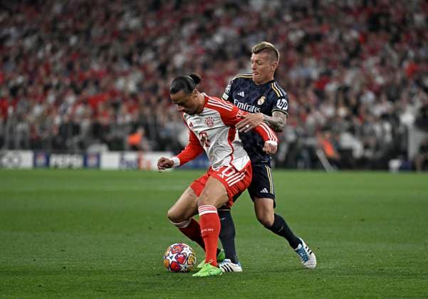 30.04.2024, Fussball UEFA Championsleague 2023 2024: Halbfinale, FC Bayern München - Real Madrid, in der Allianz-Arena München. (L-R) Leroy Sane (Bayern München) gegen Toni Kroos (Real Madrid)