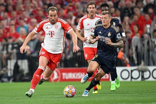 Muenchen, Allianz Arena, 30.04.24, GER, Herren, UEFA Champions League, Achtelfinale, Saison 2023-2024, FC Bayern Muenchen - Real Madrid Bild: v.li. im Zweikampf Harry KANE (Muenchen) und Toni KROOS (Real Madrid) Only for editorial use! UEFA regulations prohibit any use of photographs as image sequences and or quasi-video. Bayern Deutschland