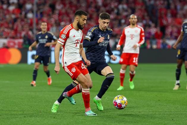 im Zweikampf, Aktion, mit Noussair Mazraoui 40 (FC Bayern Muenchen), Federico Valverde 15 (Real Madrid), FC Bayern Muenchen vs. Real Madrid, Champions League, Fussball, Halbfinale, Hinspiel, 30.04.2024 Muenchen Bayern Deutschland