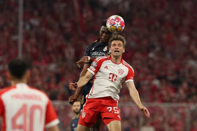 im Zweikampf, Aktion, mit Aurelien Tchouameni 18 (Real Madrid), Thomas Mueller 25 (FC Bayern Muenchen), FC Bayern Muenchen vs. Real Madrid, Champions League, Fussball, Halbfinale, Hinspiel, 30.04.2024 Muenchen Bayern Deutschland