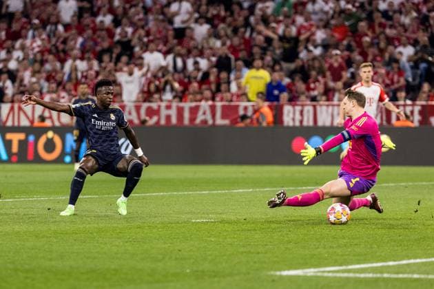 UEFA Champions League: FC Bayern München - Real Madrid; 30.04.2024 Vinicius Junior (Real Madrid, 7) schießt das 0:1, Manuel Neuer (FC Bayern München, 1) greift daneben UEFA Champions League: FC Bayern München - Real Madrid, München, Allianz Arena Copyright: xBEAUTIFULxSPORTS Wunderlx