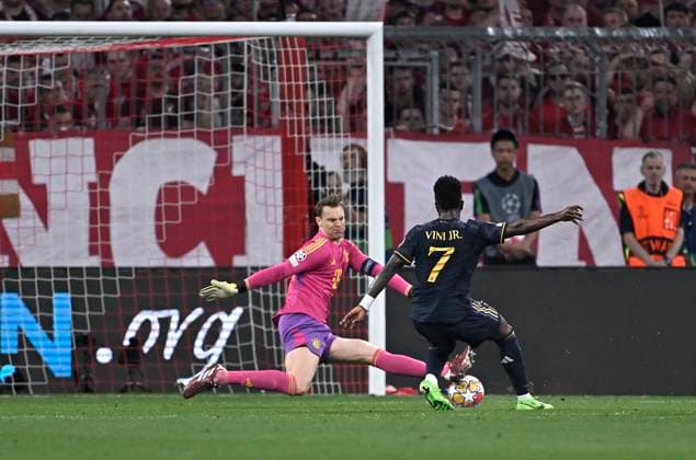 30.04.2024, Fussball UEFA Championsleague 2023 2024: Halbfinale, FC Bayern München - Real Madrid, in der Allianz-Arena München. Tor zum 0:1, (L-R) Torwart Manuel Neuer (Bayern München) gegen Torschütze Vinicius Junior (Real Madrid)