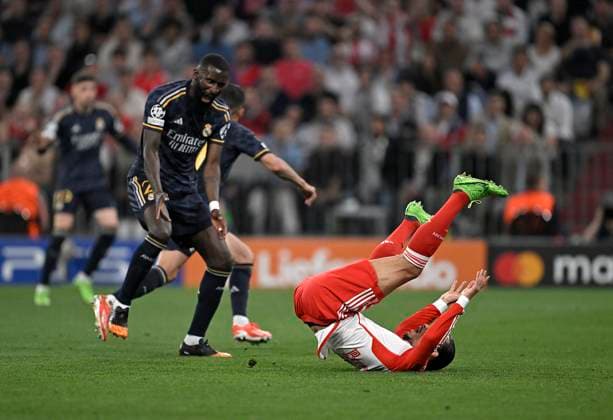 30.04.2024, Fussball UEFA Championsleague 2023 2024: Halbfinale, FC Bayern München - Real Madrid, in der Allianz-Arena München. (L-R) Antonio Rüdiger (Real Madrid) und Leroy Sane (Bayern München)