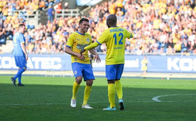 Tag der Legenden Braunschweig, 30.04.2024, FUßBALL - Eintracht Brunschweig Tag der Legenden, Fußball-Spiel verdienter Eintracht-Größen. Domi Kumbela (Team Gelb) jubelt mit Mirko Boland (Team Gelb) nach seinem Tor zum 1:1 Braunschweig