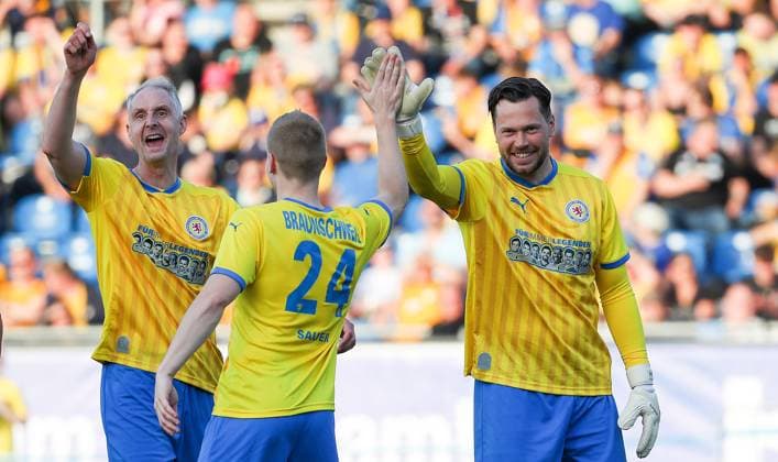 Tag der Legenden Braunschweig, 30.04.2024, FUßBALL - Eintracht Brunschweig Tag der Legenden, Fußball-Spiel verdienter Eintracht-Größen. Jan Schanda (Team Gelb), Maximilian Sauer (Team Gelb), Daniel Davari (Team Gelb) Braunschweig