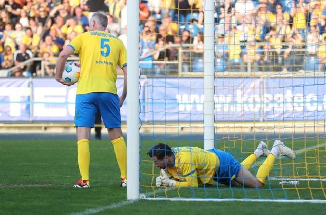 Tag der Legenden Braunschweig, 30.04.2024, FUßBALL - Eintracht Brunschweig Tag der Legenden, Fußball-Spiel verdienter Eintracht-Größen. Torwart Daniel Davari (Team Gelb) Braunschweig