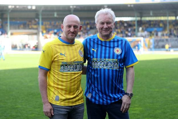 Tag der Legenden Braunschweig, 30.04.2024, FUßBALL - Eintracht Brunschweig Tag der Legenden, Fußball-Spiel verdienter Eintracht-Größen. Trainer Torsten Lieberknecht (Team Gelb), Trainer Benno Möhlmann (Team Blau) Braunschweig