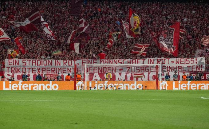 Fussball, Herren, Saison 2023 2024, Champions League (Halbfinale, Hinspiel), FC Bayern München - Real Madrid, Fans von Bayern mit Transparenten: Ein Stadion in rot, eine Mannschaft in rot-weiss! Trikotexperimente beenden - Zusagen einhalten!, 30.04.2024, Copyright: xMatthiasxKochx