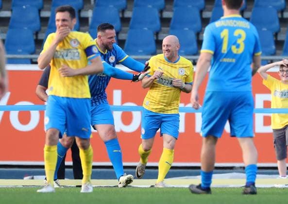 Sport Bilder des Tages Tag der Legenden Braunschweig, 30.04.2024, FUßBALL - Eintracht Brunschweig Tag der Legenden, Fußball-Spiel verdienter Eintracht-Größen. Braunschweig