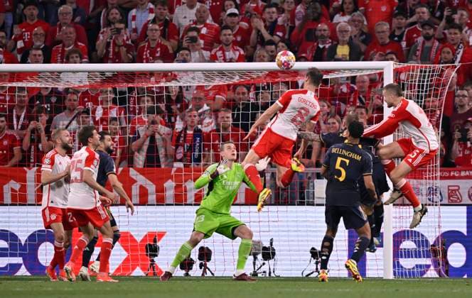 Strafraumszene, Torraumszene Kopfballduell Zweikampf Aktion Leon Goretzka FC Bayern Muenchen FCB (08) Eric Dier FC Bayern Muenchen FCB (15) Jude Bellingham Real Madrid (05) Torwart Andriy Lunin Real Madrid (13) FC Bayern Muenchen FCB vs Real Madrid Halbfinale Hinspiel 30.04.2024 DFL REGULATIONS PROHIBIT ANY USE OF PHOTOGRAPHS AS IMAGE SEQUENCES AND OR QUASI-VIDEO FC Bayern Muenchen FCB vs FC Arsenal