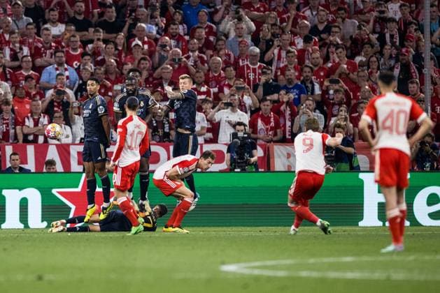 UEFA Champions League: FC Bayern München - Real Madrid; 30.04.2024 Harry Kane (FC Bayern München, 9) Freistoß gegen die Mauer aus Jude Bellingham (Real Madrid, 5), Antonio Rüdiger (Real Madrid, 22), Toni Kroos (Real Madrid, 8) UEFA Champions League: FC Bayern München - Real Madrid, München, Allianz Arena Copyright: xBEAUTIFULxSPORTS Wunderlx