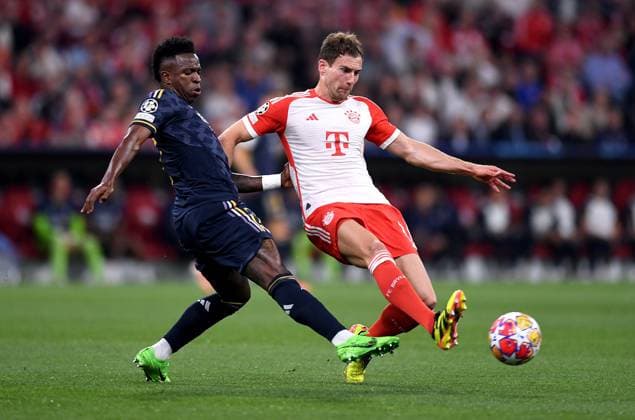 FUSSBALL CHAMPIONS LEAGUE SAISON 2023 2024 Halbfinale, Hinspiel FC Bayern Muenchen - Real Madrid 30.04.2024 Vinicius Junior (li, Real Madrid) gegen Leon Goretzka (re, FC Bayern Muenchen)