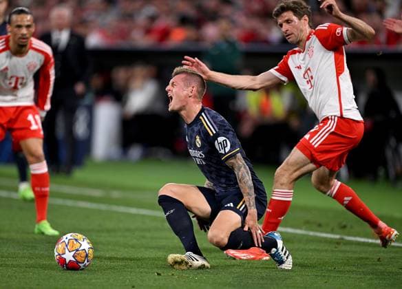 FUSSBALL CHAMPIONS LEAGUE SAISON 2023 2024 Halbfinale, Hinspiel FC Bayern Muenchen - Real Madrid 30.04.2024 Toni Kroos (li, Real Madrid) gegen Thomas Mueller (re, FC Bayern Muenchen)