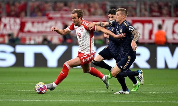 FUSSBALL CHAMPIONS LEAGUE SAISON 2023 2024 Halbfinale, Hinspiel FC Bayern Muenchen - Real Madrid 30.04.2024 Toni Kroos (re, Real Madrid) gegen Harry Kane (li, FC Bayern Muenchen)
