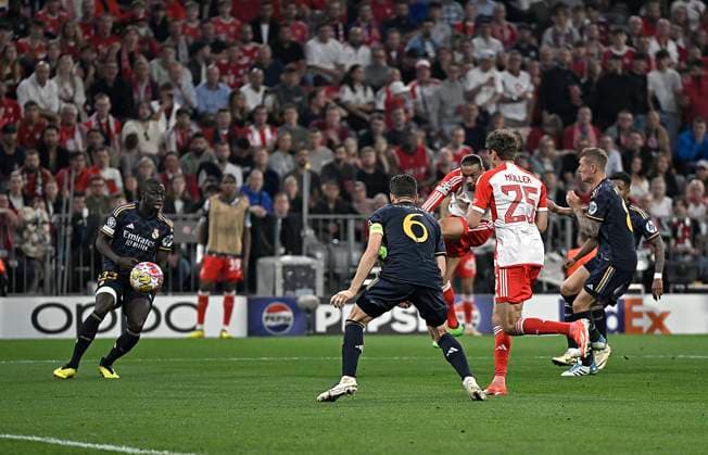 30.04.2024, Fussball UEFA Championsleague 2023 2024: Halbfinale, FC Bayern München - Real Madrid, in der Allianz-Arena München. Tor zum 1:1 durch Torschütze Leroy Sane (Bayern München)