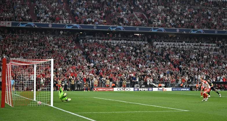 30.04.2024, Fussball UEFA Championsleague 2023 2024: Halbfinale, FC Bayern München - Real Madrid, in der Allianz-Arena München. Tor zum 2:1 per Foulelfmeter, Torschütze Harry Kane (Bayern München)