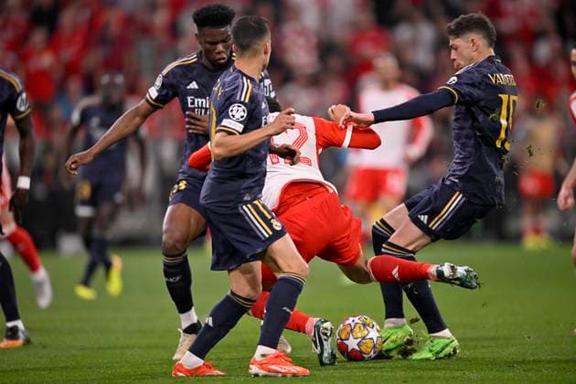 Zweikampf, Aktion Foul von Lucas Vazquez Real Madrid (17) an Jamal Musiala FC Bayern Muenchen FCB (42) fuehrt zu Elfmeter, Strafstoss FC Bayern Muenchen FCB vs Real Madrid Halbfinale Hinspiel 30.04.2024 DFL REGULATIONS PROHIBIT ANY USE OF PHOTOGRAPHS AS IMAGE SEQUENCES AND OR QUASI-VIDEO FC Bayern Muenchen FCB vs FC Arsenal