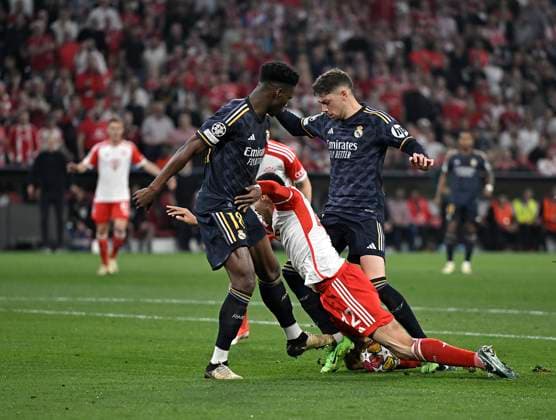 Sport Bilder des Tages 30.04.2024, Fussball UEFA Championsleague 2023 2024: Halbfinale, FC Bayern München - Real Madrid, in der Allianz-Arena München. Jamal Musiala (mi., Bayern München) wird von Lucas Vazquez (re., Real Madrid) gefoult