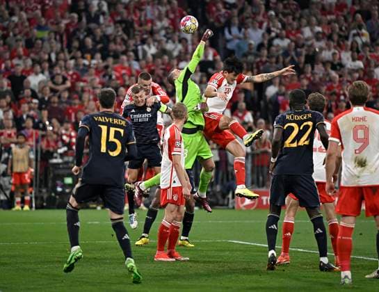 30.04.2024, Fussball UEFA Championsleague 2023 2024: Halbfinale, FC Bayern München - Real Madrid, in der Allianz-Arena München. (L-R) Torwart Andriy Lunin (Real Madrid) kann for Minjae Kim (Bayern München) klären