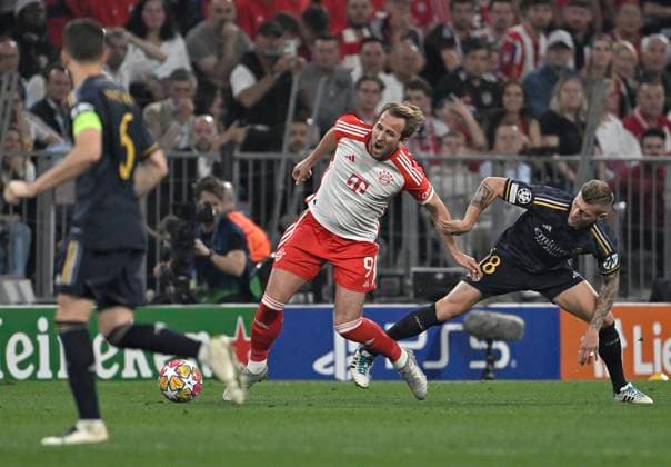 30.04.2024, Fussball UEFA Championsleague 2023 2024: Halbfinale, FC Bayern München - Real Madrid, in der Allianz-Arena München. (L-R) Harry Kane (Bayern München) gegen Toni Kroos (Real Madrid)