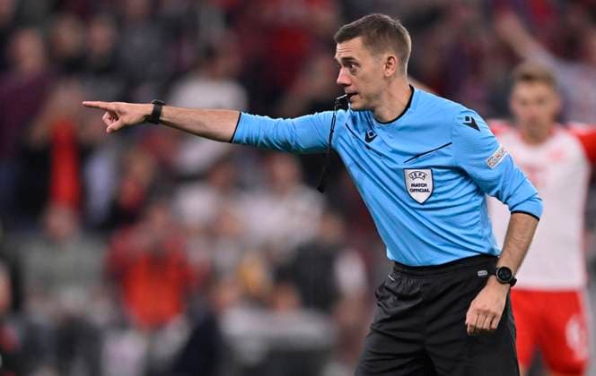 nach Zweikampf, Aktion Foul von Lucas Vazquez Real Madrid (17) an Jamal Musiala FC Bayern Muenchen FCB (42) pfeift Schiedsrichter Referee Clement Turpin (FRA) Elfmeter, Strafstoss FC Bayern Muenchen FCB vs Real Madrid Halbfinale Hinspiel 30.04.2024 DFL REGULATIONS PROHIBIT ANY USE OF PHOTOGRAPHS AS IMAGE SEQUENCES AND OR QUASI-VIDEO FC Bayern Muenchen FCB vs FC Arsenal