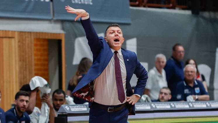 Sport Bilder des Tages 30.04.2024, Wuerzburg Baskets vs. SYNTAINICS MBC, easyCredit BBL, 31. Spieltag, Deutschland, Wuerzburg, tectake-Arena, Im Bild: Head-Coach Predrag Krunic (SYNTAINICS MBC) gibt Anweisungen Copyright: HMBxMedia xJulienxBecker