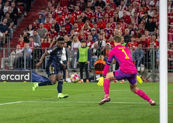 Fussball, Herren, Saison 2023 2024, Champions League (Halbfinale, Hinspiel), FC Bayern München - Real Madrid, v. l. Vinicius Junior (Real Madrid), Torhüter Manuel Neuer (FC Bayern München), 30.04.2024, Copyright: xMatthiasxKochx