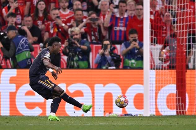 TOR zum 2:2 Elfmeter, Strafstoss Vinicius Junior Real Madrid (07) Torschuss Aktion Torchance FC Bayern Muenchen FCB vs Real Madrid Halbfinale Hinspiel 30.04.2024 DFL REGULATIONS PROHIBIT ANY USE OF PHOTOGRAPHS AS IMAGE SEQUENCES AND OR QUASI-VIDEO FC Bayern Muenchen FCB vs FC Arsenal