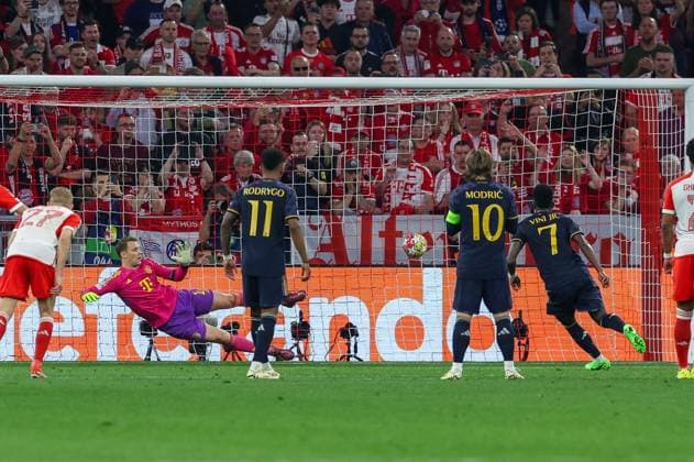 Vinicius Junior 7 (Real Madrid) trifft per Elfmeter zum Ausgleich 2:2, Manuel Neuer 1 (FC Bayern Muenchen), FC Bayern Muenchen vs. Real Madrid, Champions League, Fussball, Halbfinale, Hinspiel, 30.04.2024 Muenchen Bayern Deutschland