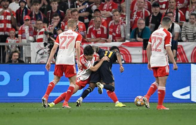 30.04.2024, Fussball UEFA Championsleague 2023 2024: Halbfinale, FC Bayern München - Real Madrid, in der Allianz-Arena München. (L-R) Minjae Kim (Bayern München) foult Rodrygo (Real Madrid)