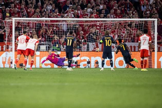 Sport Bilder des Tages UEFA Champions League: FC Bayern München - Real Madrid; 30.04.2024 Manuel Neuer (FC Bayern München, 1) kann den Elfmeter zum 2:2 durch Vinicius Junior (Real Madrid, 7) nicht verhindern UEFA Champions League: FC Bayern München - Real Madrid, München, Allianz Arena Copyright: xBEAUTIFULxSPORTS Wunderlx