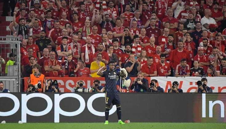 30.04.2024, xemx, Fussball UEFA Champions League, FC Bayern Muenchen - Real Madrid emspor, v.l. Vinicius Junior (Real Madrid) Jubel, Torjubel, celebrate the goal, jubelt ueber das Tor zum 2:2 (DFL DFB REGULATIONS PROHIBIT ANY USE OF PHOTOGRAPHS as IMAGE SEQUENCES and or QUASI-VIDEO) Muenchen