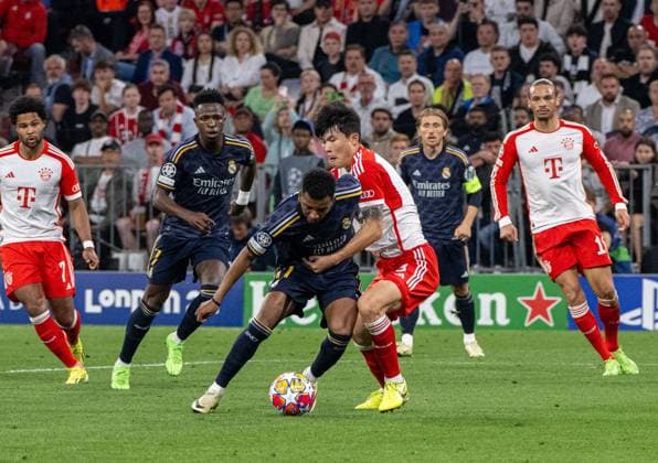 Fussball, Herren, Saison 2023 2024, Champions League (Halbfinale, Hinspiel), FC Bayern München - Real Madrid, v. l. Min-jae Kim (FC Bayern München) foult Rodrygo (Real Madrid), es gibt Elfmeter für Real, den Vinicius Junior (Real Madrid) zum 2:2 verwandelt, 30.04.2024, Copyright: xMatthiasxKochx