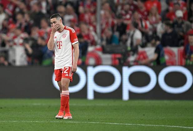 30.04.2024, Fussball UEFA Championsleague 2023 2024: Halbfinale, FC Bayern München - Real Madrid, in der Allianz-Arena München. Raphael Guerreiro (Bayern München) enttäuscht