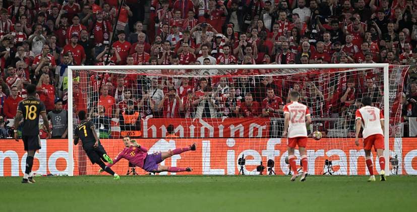 30.04.2024, Fussball UEFA Championsleague 2023 2024: Halbfinale, FC Bayern München - Real Madrid, in der Allianz-Arena München. Tor zum 2:2 per Foulelfmeter, Torschütze Vinicius Junior (Real Madrid)