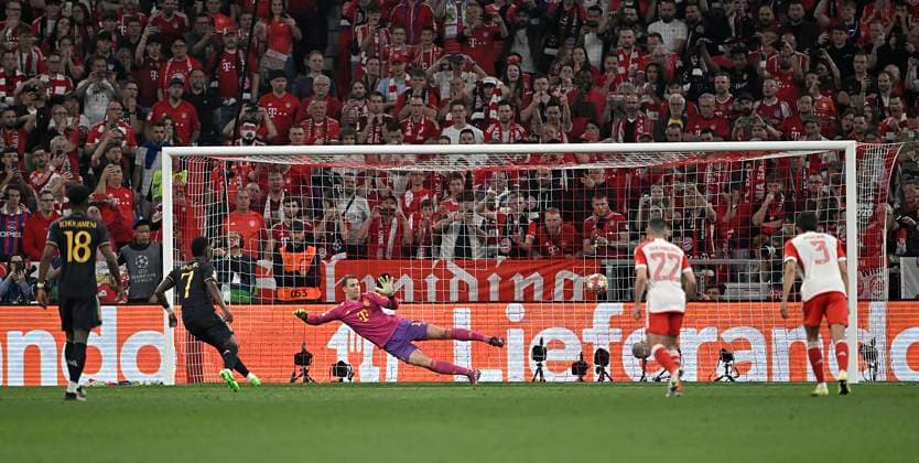 30.04.2024, Fussball UEFA Championsleague 2023 2024: Halbfinale, FC Bayern München - Real Madrid, in der Allianz-Arena München. Tor zum 2:2 per Foulelfmeter, Torschütze Vinicius Junior (Real Madrid)